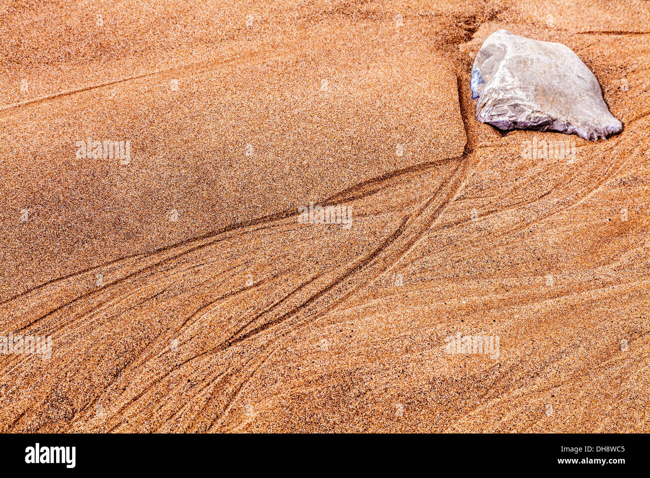 Ein abstraktes Bild von einem Felsen und Sand Wellen bilden Muster am Strand von Nash Point in Wales. Stockfoto