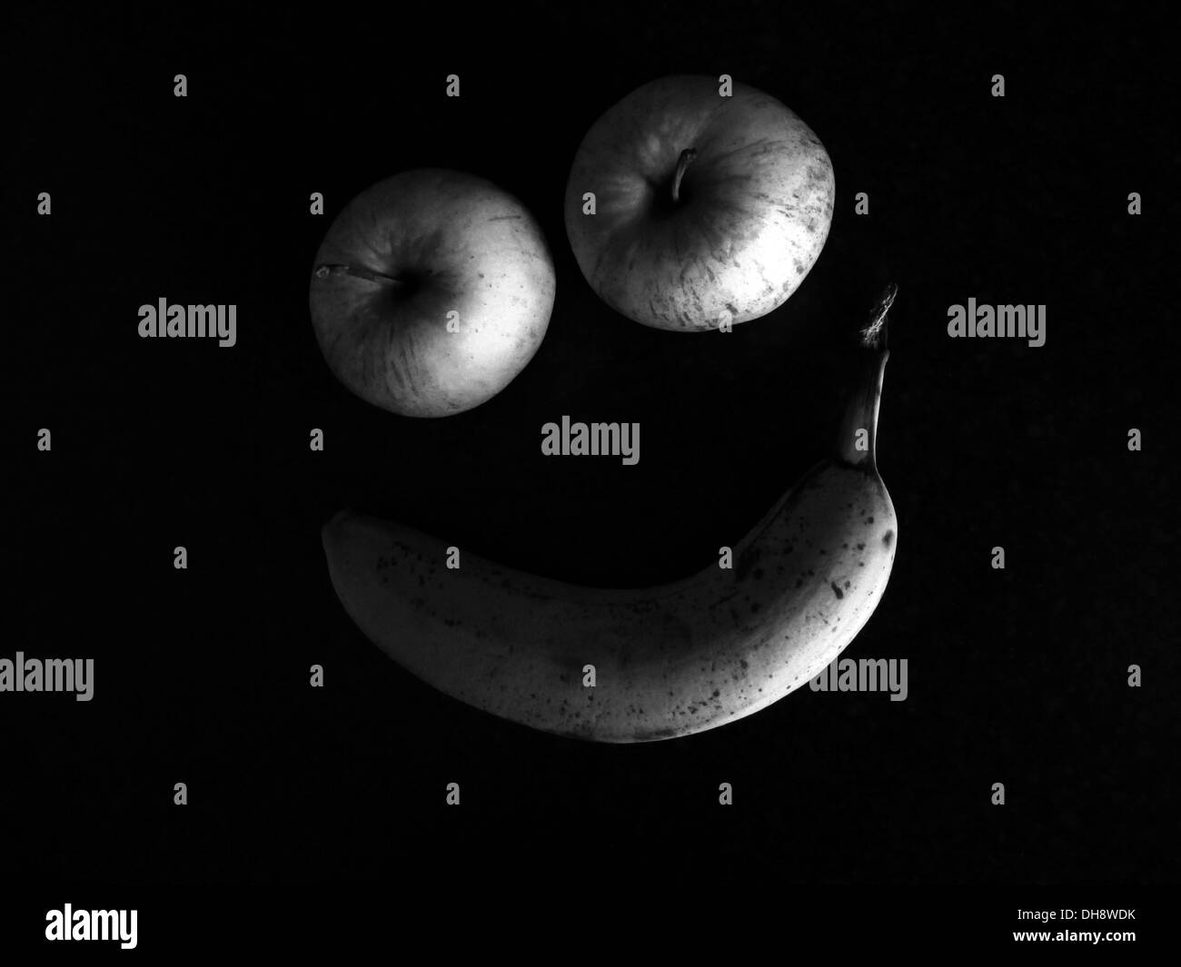 Statt Essen einen Apfel pro Tag für eine optimale Gesundheit, sollte das Sprichwort erklären, dass eine Banane pro Tag hält den Doktor weg. Stockfoto