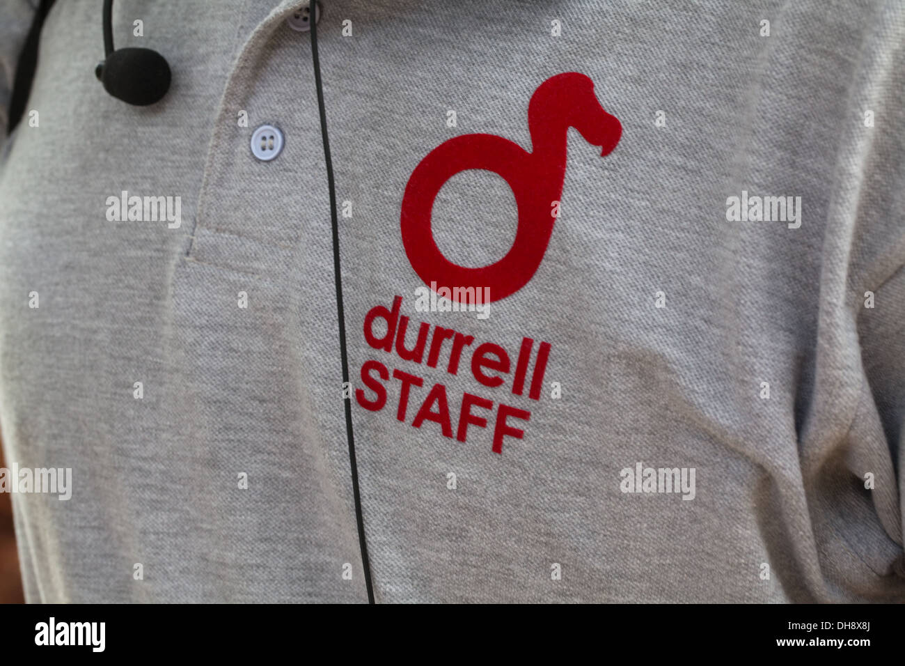 Durrell Wildlife Conservation Trust. Logo-Design, basierend auf der ausgestorbenen Dodo. Hier prangt auf dem t-Shirt eines Bediensteten. Stockfoto