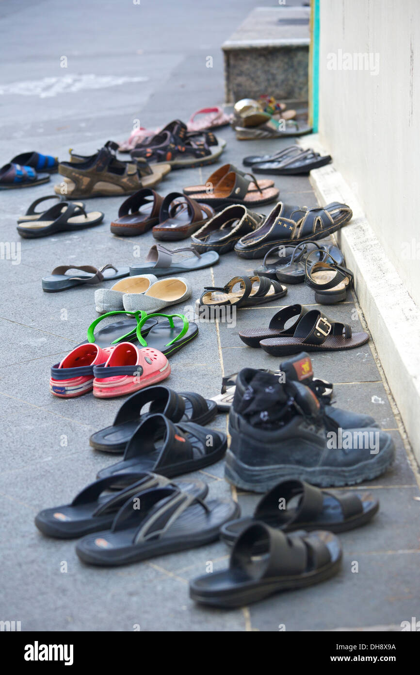 Schuhe Außerhalb Des Tempels Stockfotos und bilder Kaufen Schuhe Außerhalb Des Tempels Stockfotos und bilder Kaufen
