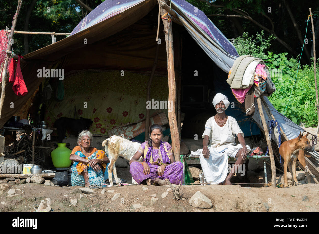 Niedrigere Kaste indischen Familie sitzen in ihren Bender / Zelt / shelter. Andhra Pradesh, Indien. Stockfoto