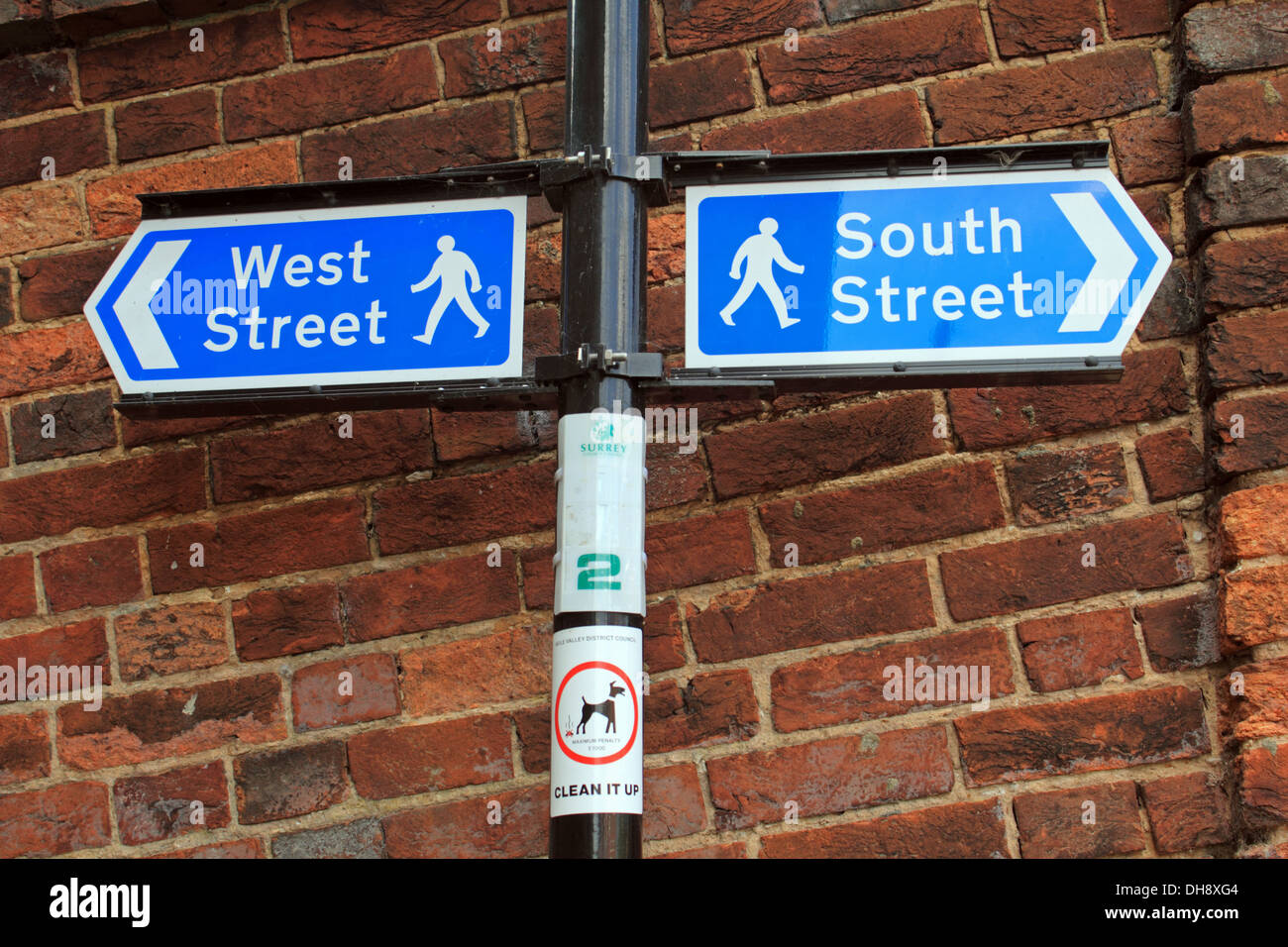 Fußgängerzone Wegweiser zwei Möglichkeiten, West Street und South Street, Dorking Surrey England UK Stockfoto