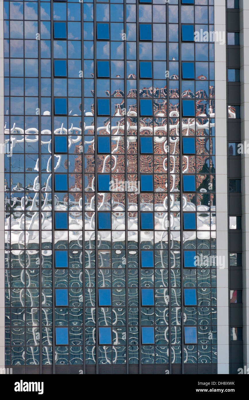 modernes Gebäude mit geometrischen Glasfenster Stockfoto