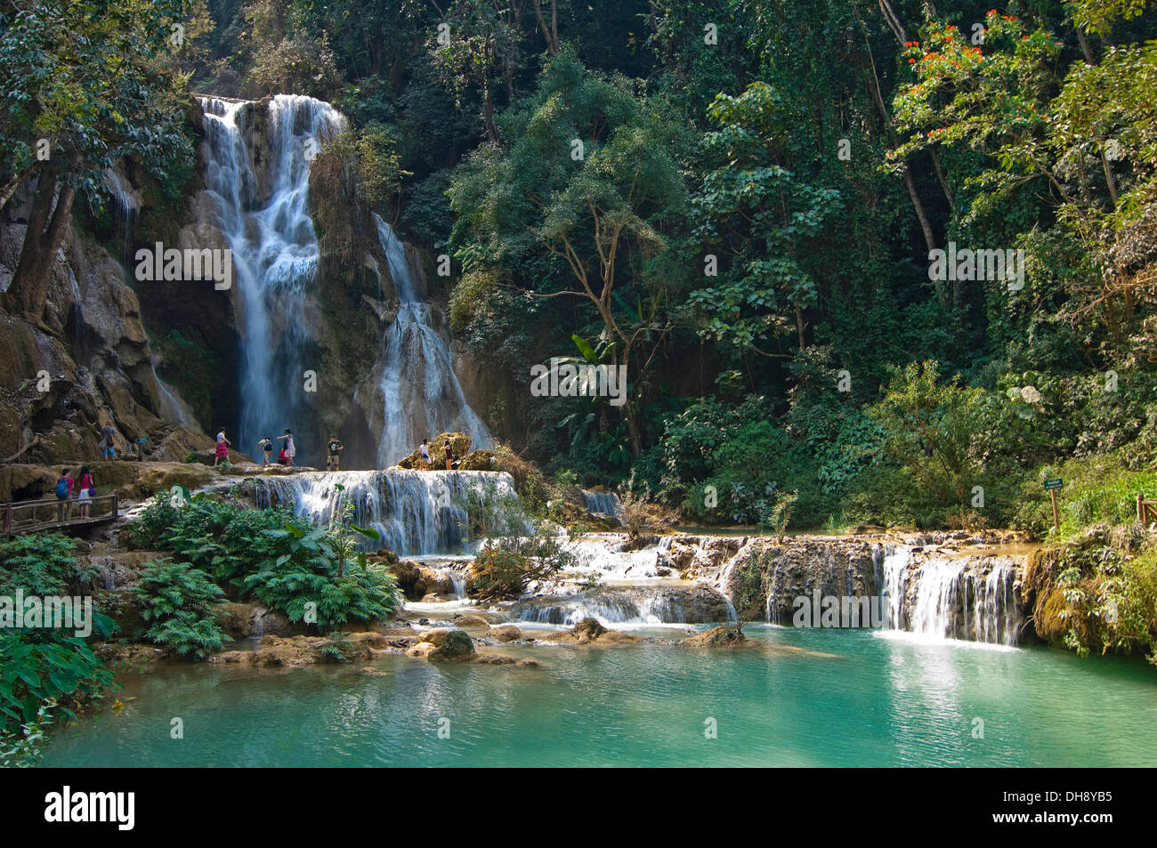 Horizontale Ansicht von Touristen in die malerische Kuang Si Wasserfälle in Laos paddeln. Stockfoto