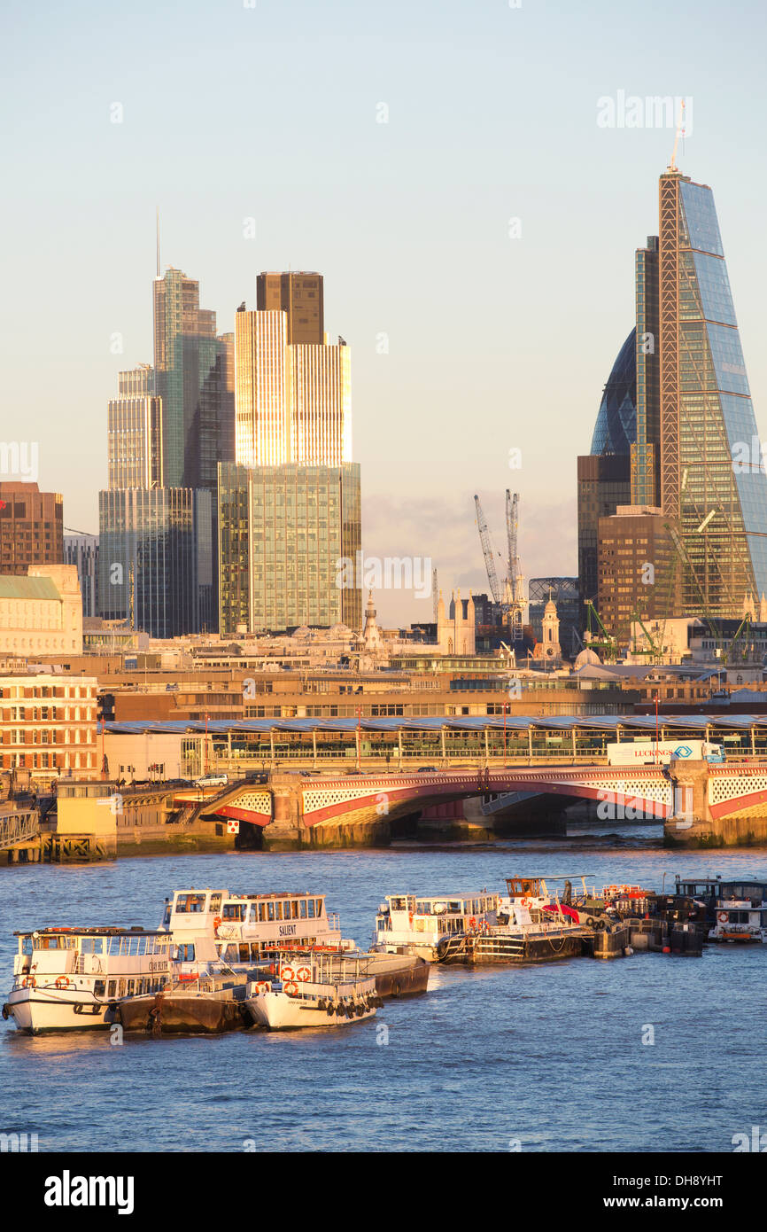 Blick von der City of London, Bankenviertel, einschließlich der Gurke, Walkietalkie und Cheesegrater Gebäude, London, UK Stockfoto