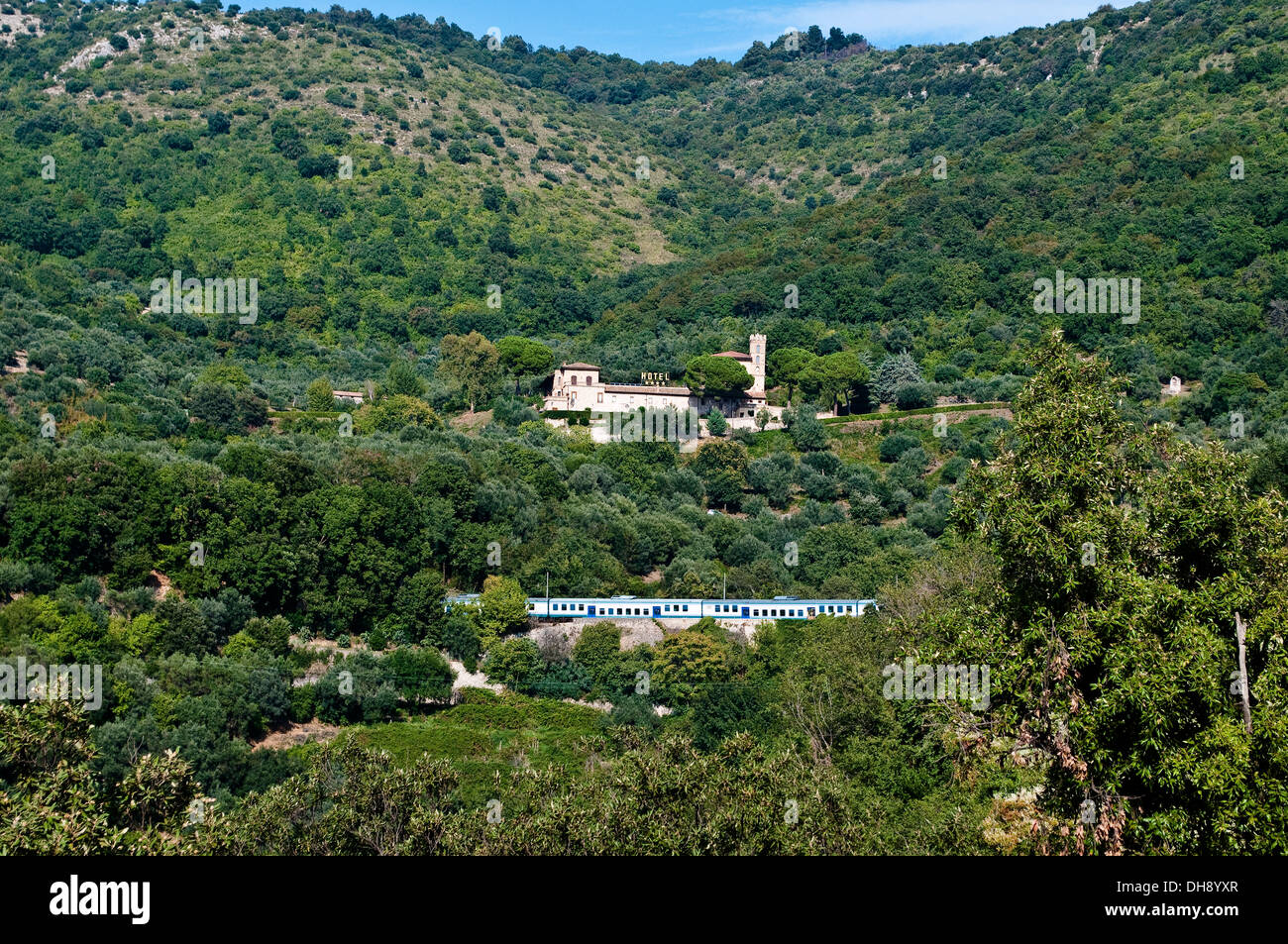 Blick auf die umliegenden Hügel mit ein Zug vorbei und ein Hotel von Villa Gregoriana, Tivoli, Lazio, Italien Stockfoto