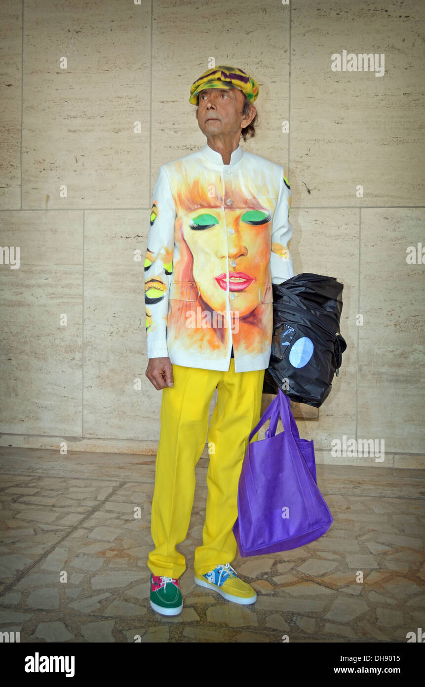 Portrait von shail Upadhya fotografiert am Lincoln Center in New York in der Hand bemalte Kleidung. Stockfoto