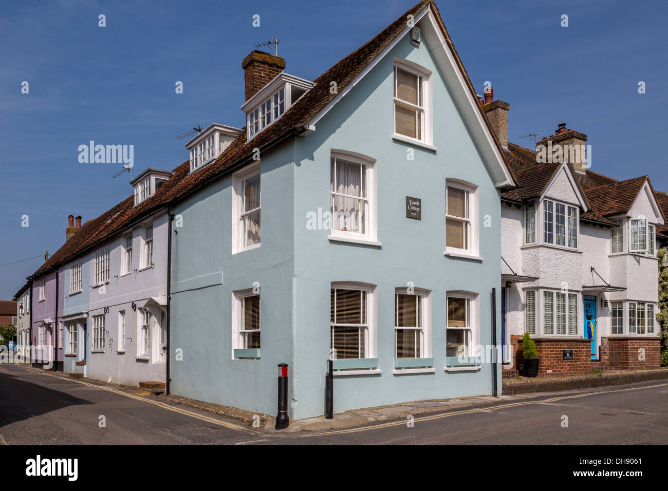 Die Gebäude an der Ecke der High Street, Bosham, Sussex, UK. Stockfoto