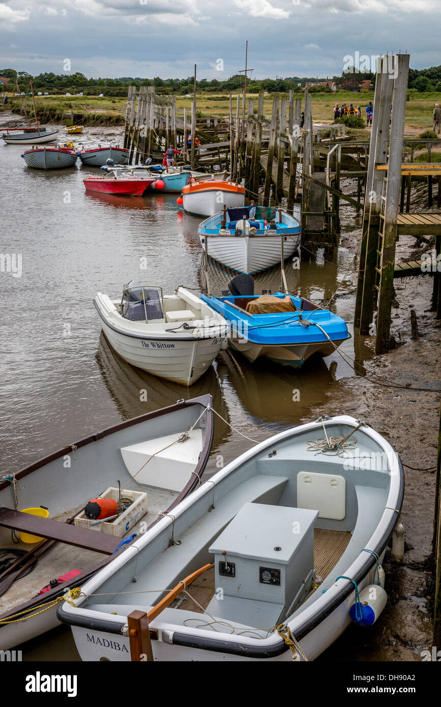 Fischerei und Freizeit Boote bei Ebbe am Morston Quay, Norfolk, Großbritannien. Stockfoto