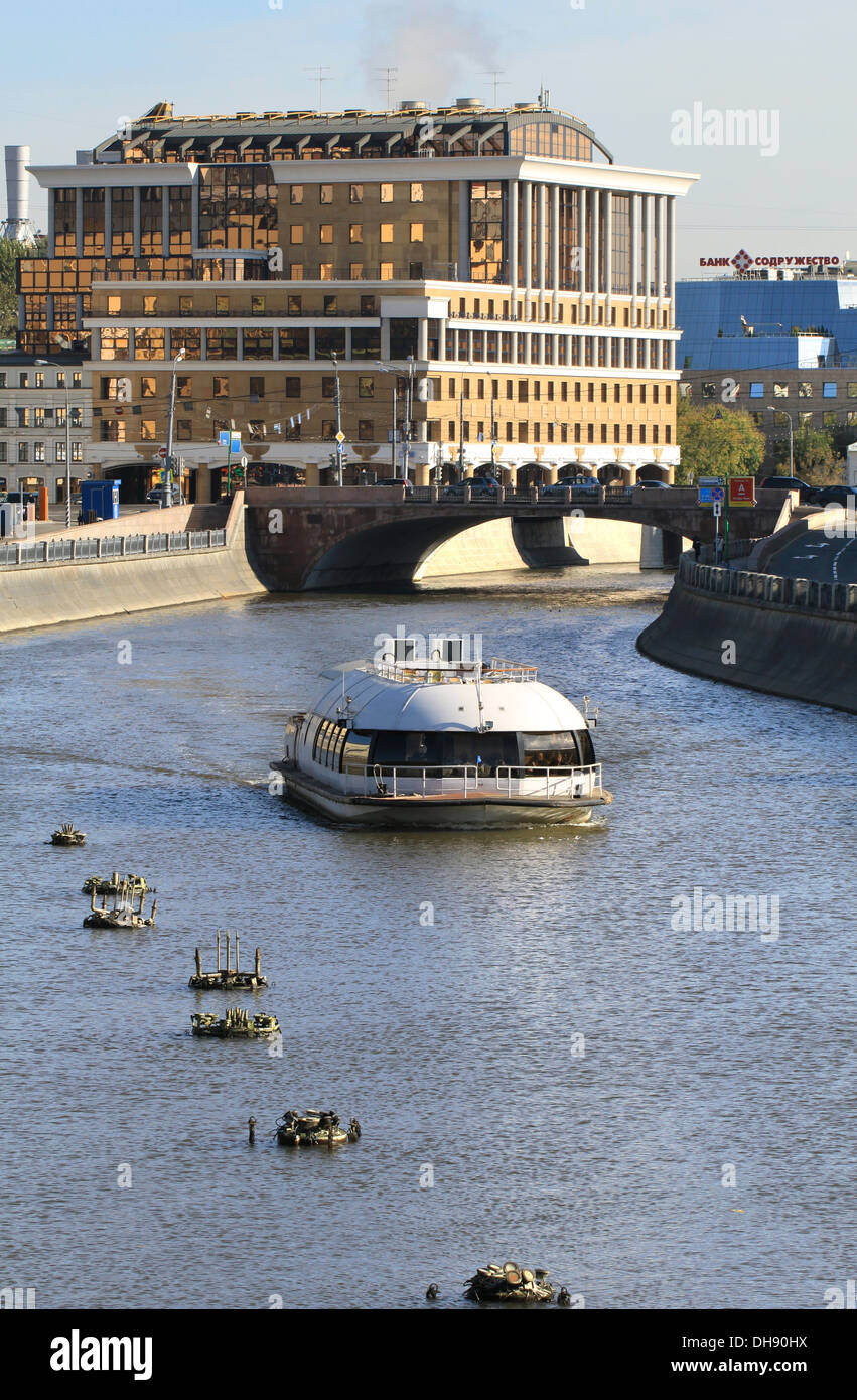 Boot schwimmt auf dem Fluss Stockfoto