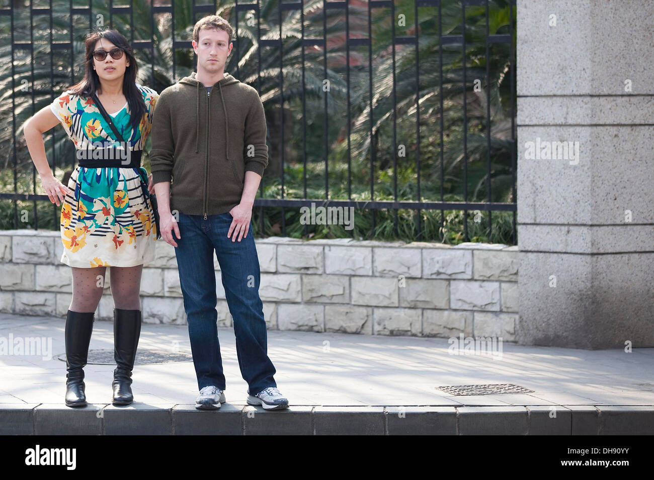 Mark Zuckerberg und seine Freundin Priscilla Chan zu Fuß in die Innenstadt von Shanghai Shanghai, China - 27.03.12 Stockfoto