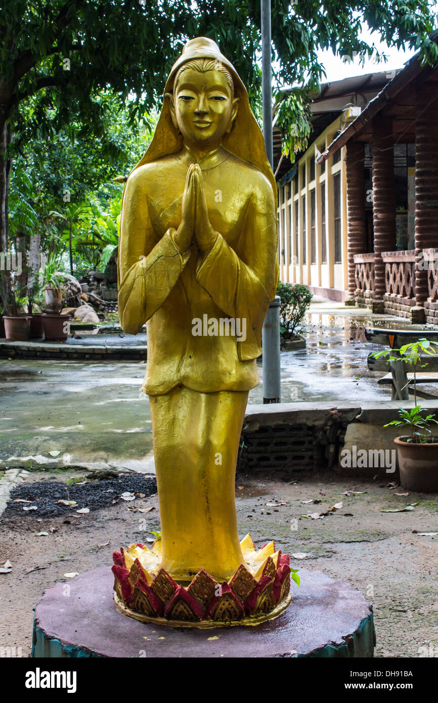 Churchwoman-Statue mit Kerzen in der Hand und Schal auf Kopf Stockfoto