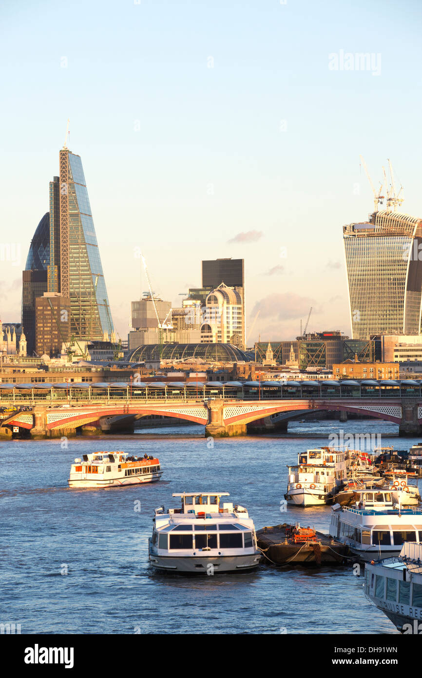 Blick von der City of London, Bankenviertel, einschließlich der Gurke, Walkietalkie und Cheesegrater Gebäude, London, UK Stockfoto