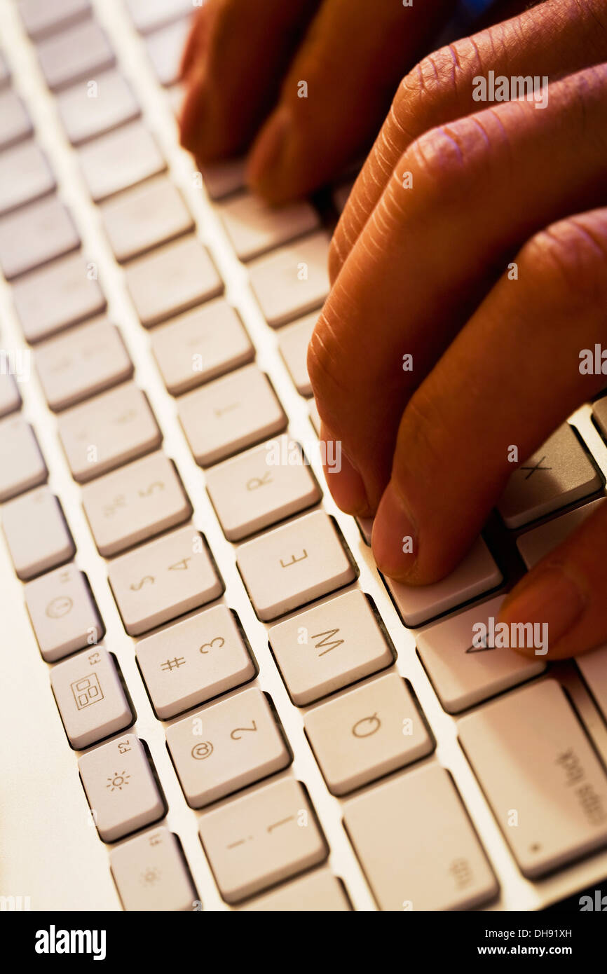 Nahaufnahme von Computer-Tastatur mit den Fingern tippen; Calgary, Alberta, Kanada Stockfoto