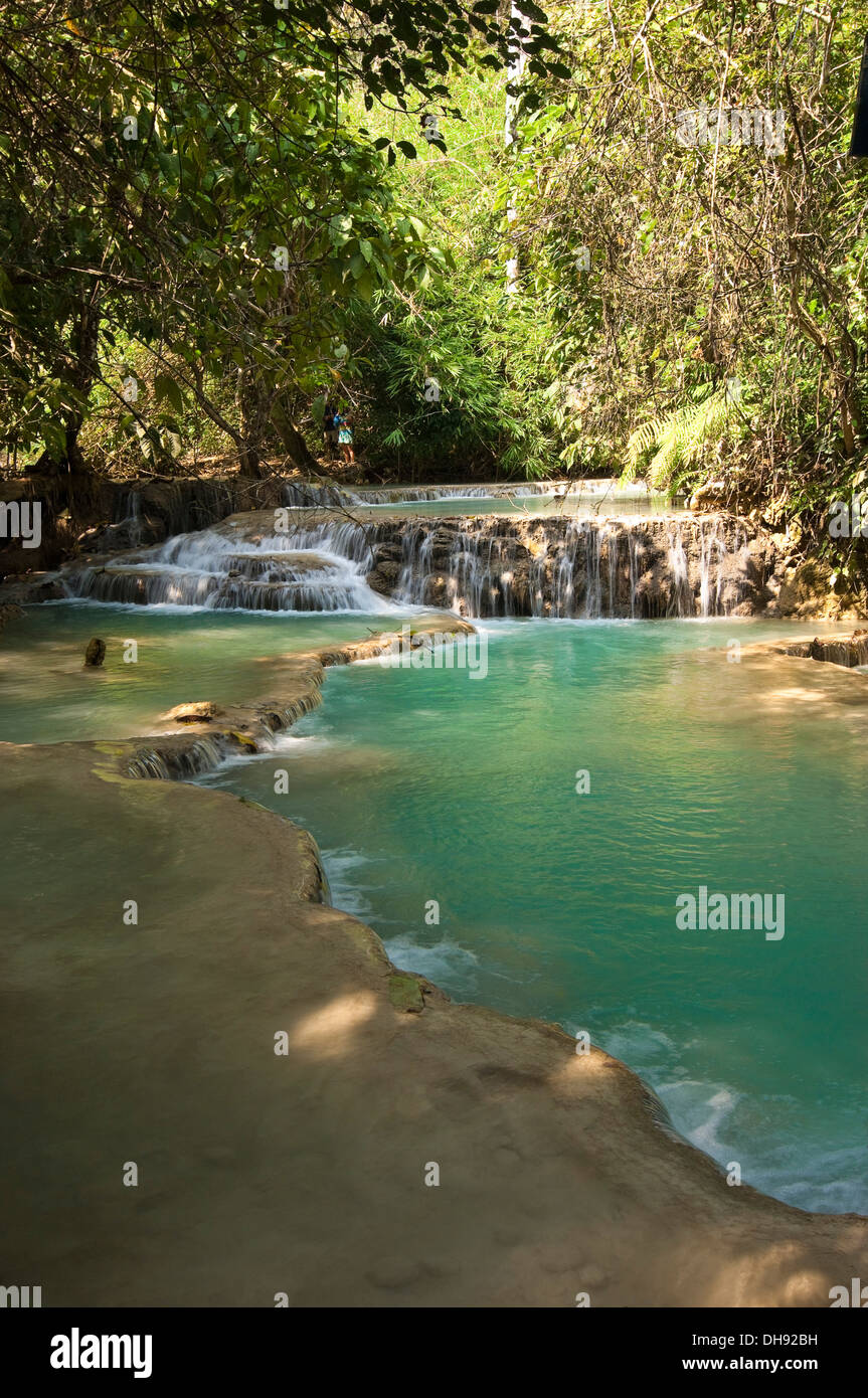Vertikale Blick über die malerische Kuang Si Wasserfälle in Laos. Stockfoto