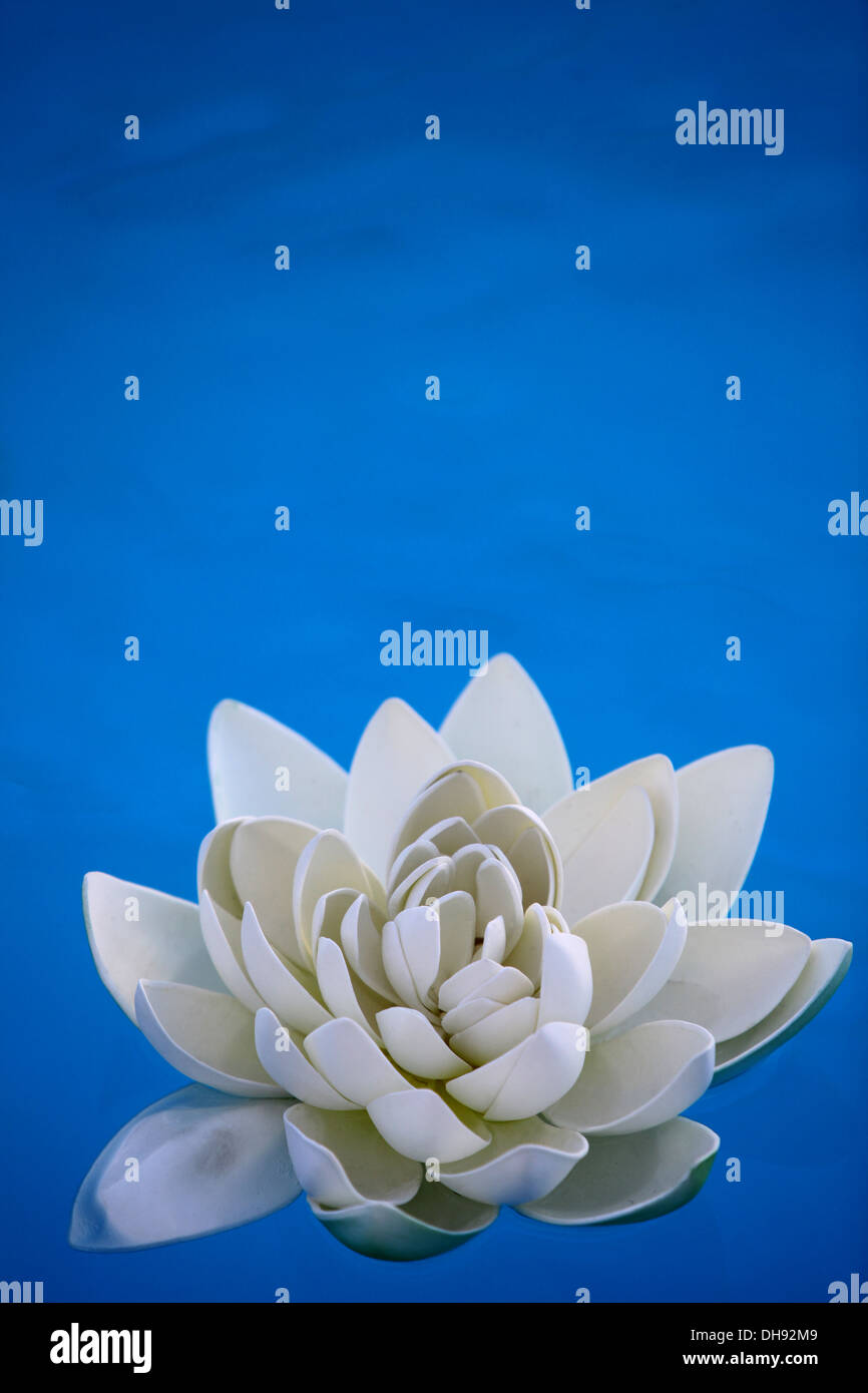 Eine künstliche Seerose auf dem blauen Wasser schwimmt Stockfoto