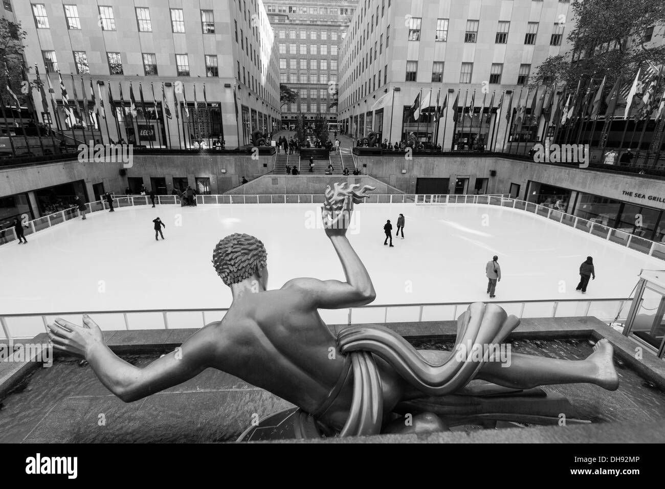 Eis-Eisbahn, Rockefeller Center, Manhattan, New York City, Vereinigte Staaten von Amerika Stockfoto