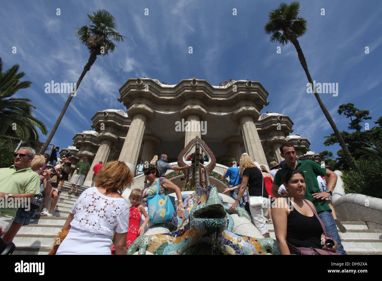 Besucher am Eingang des Park Güell von Antoni Gaudí entworfen. Reisen Sie Urlaub Besuch in der Stadt Barcelona, Katalonien, Spanien Stockfoto