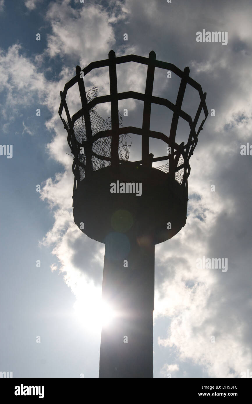 Ein Küsten beobachten Station Metall Leuchtturm Korb Warnsystem befindet sich am Flussufer bei The Strand, Gillingham, Kent, UK Stockfoto