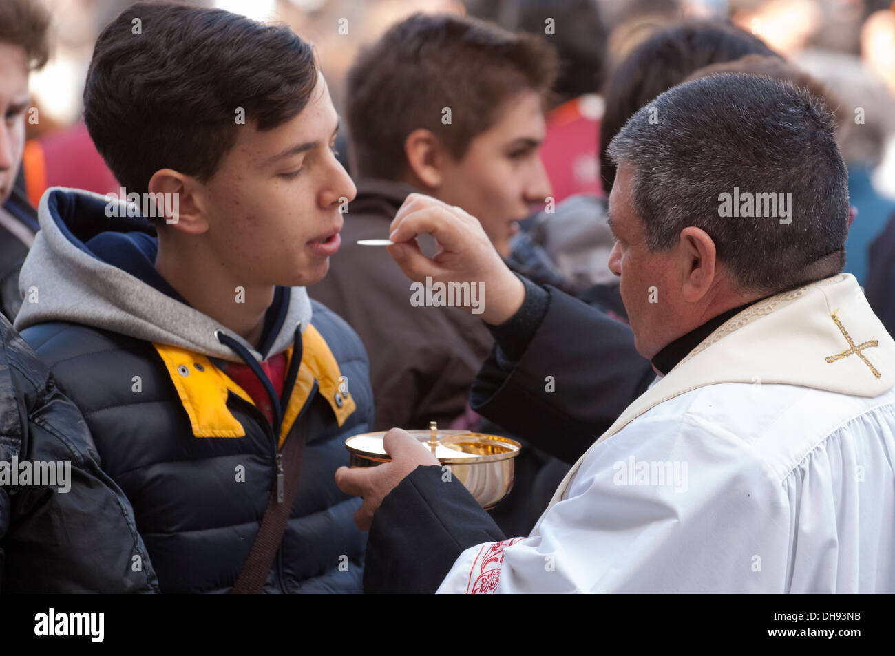 Priester geben, Gläubigen Gemeinschaft Stockfoto
