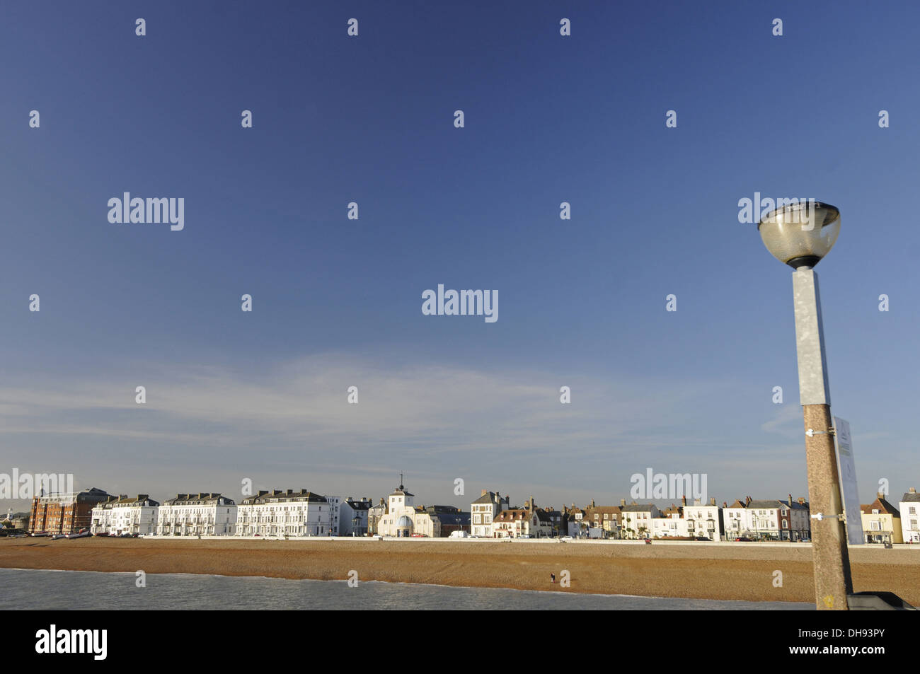 Blick über den Ärmelkanal zu Strand und Stadt Deal Kent England Stockfoto