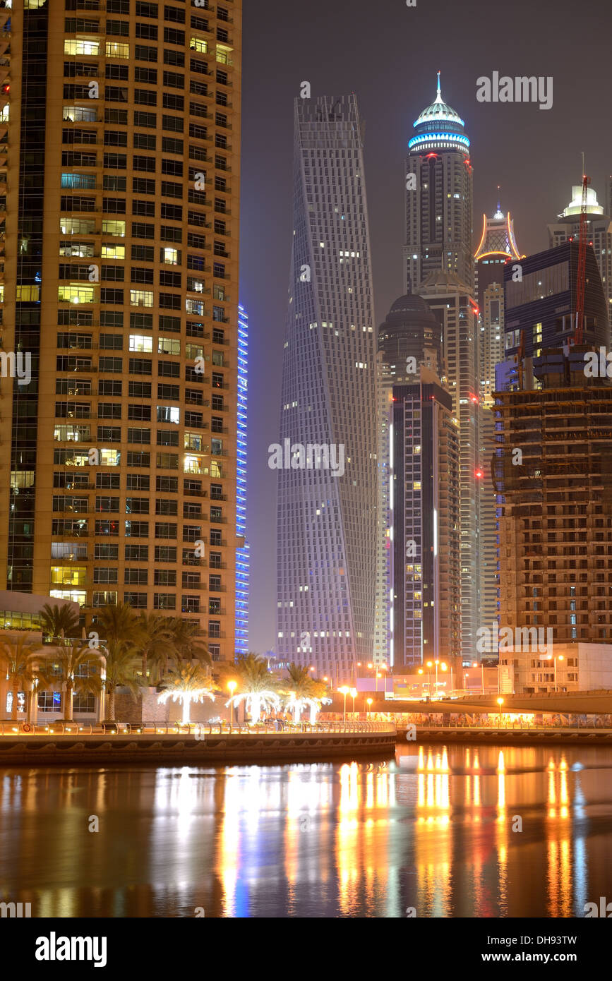 Die Nachtbeleuchtung an Dubai Marina und Cayan Tower, Dubai, Vereinigte Arabische Emirate Stockfoto