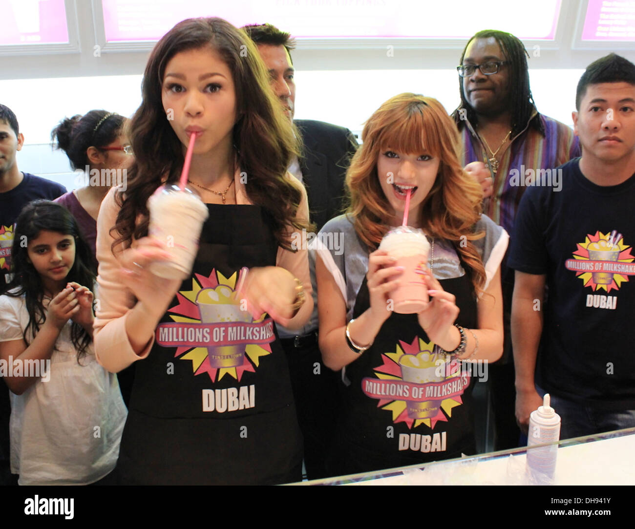 Zendaya Und Bella Thorne Disney Stars Bella Thorne Und Zendaya Coleman Starten Sie Ihre Eigene Signatur Milchshakes An Millionen Von Stockfotografie Alamy