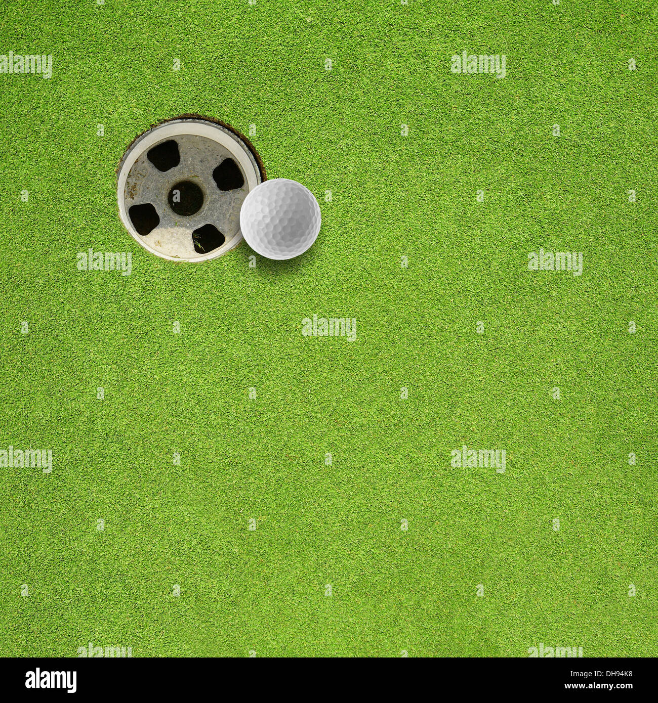 Golf Ball Loch auf einem Feld Stockfoto