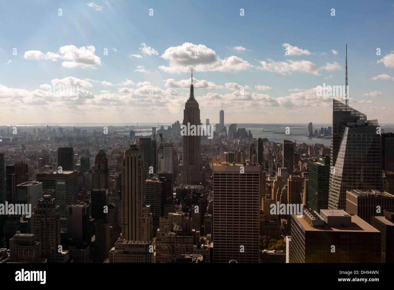 Blick auf das Empire State Building und Manhattan vom Top of the Rock, Rockefeller Center, New York City, Vereinigte Staaten von Amerika Stockfoto