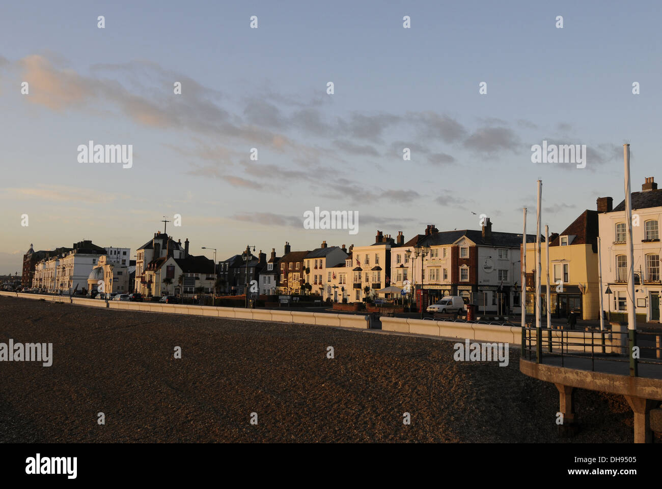 Blick über den Strand und die Stadt bei Sonnenaufgang Deal Kent England Stockfoto