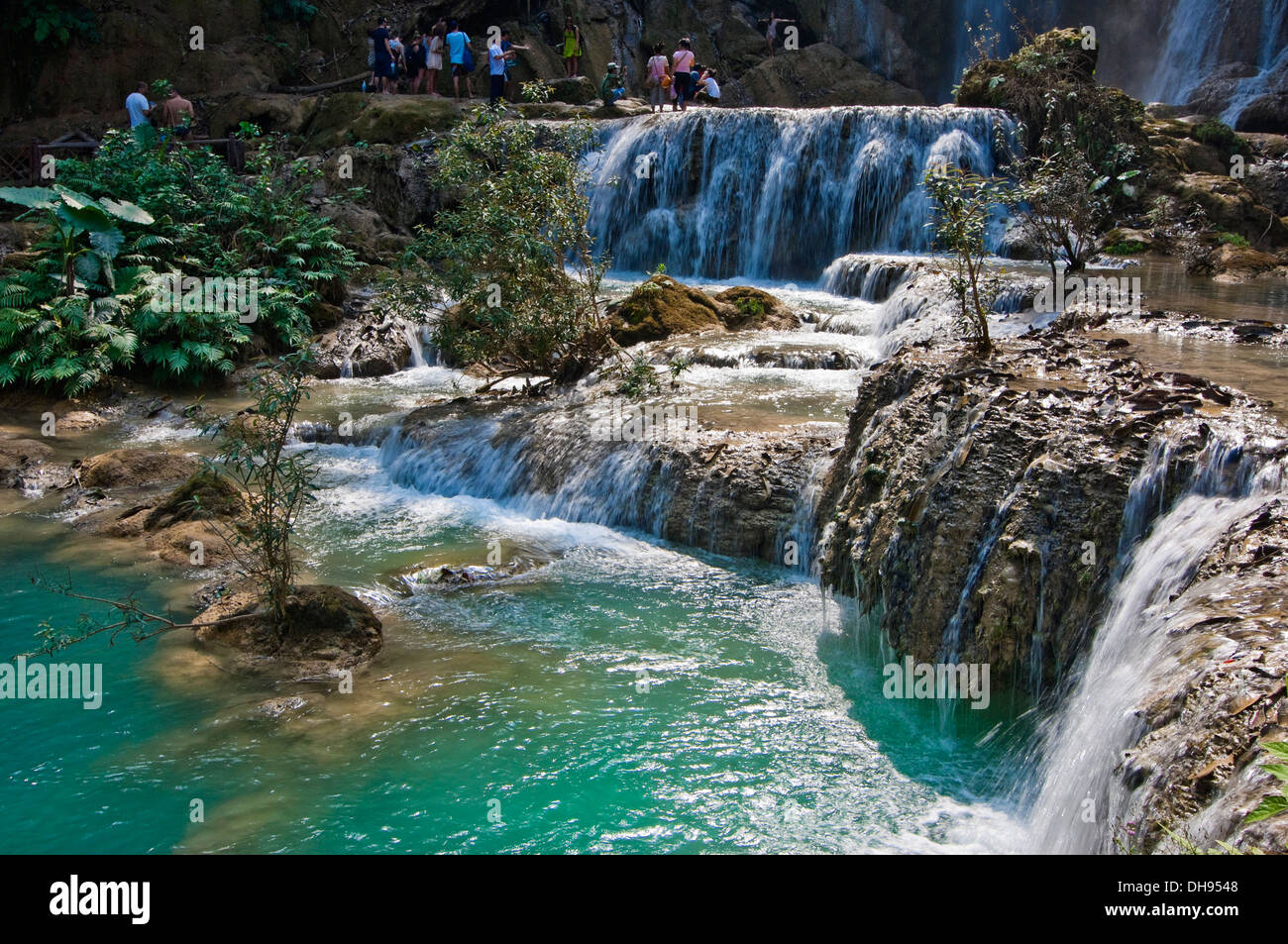 Horizontale Ansicht von Touristen in die malerische Kuang Si Wasserfälle in Laos paddeln. Stockfoto
