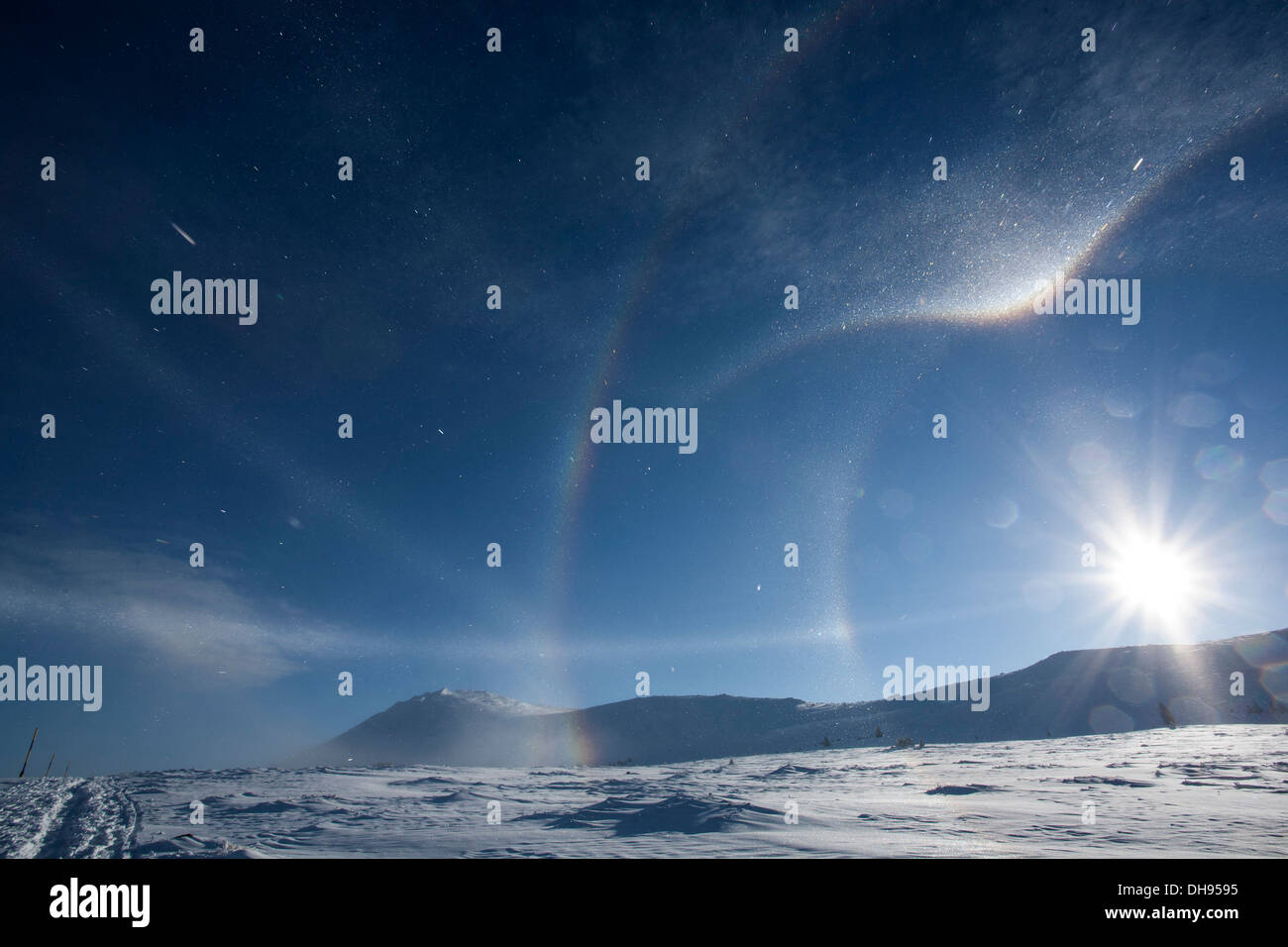 Ungewöhnlich, Wolken und Regenbogen bei windigem Wetter Stockfoto