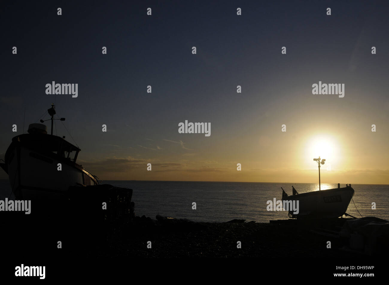 Angelboote/Fischerboote am Strand bei Sonnenaufgang Deal Kent England Stockfoto