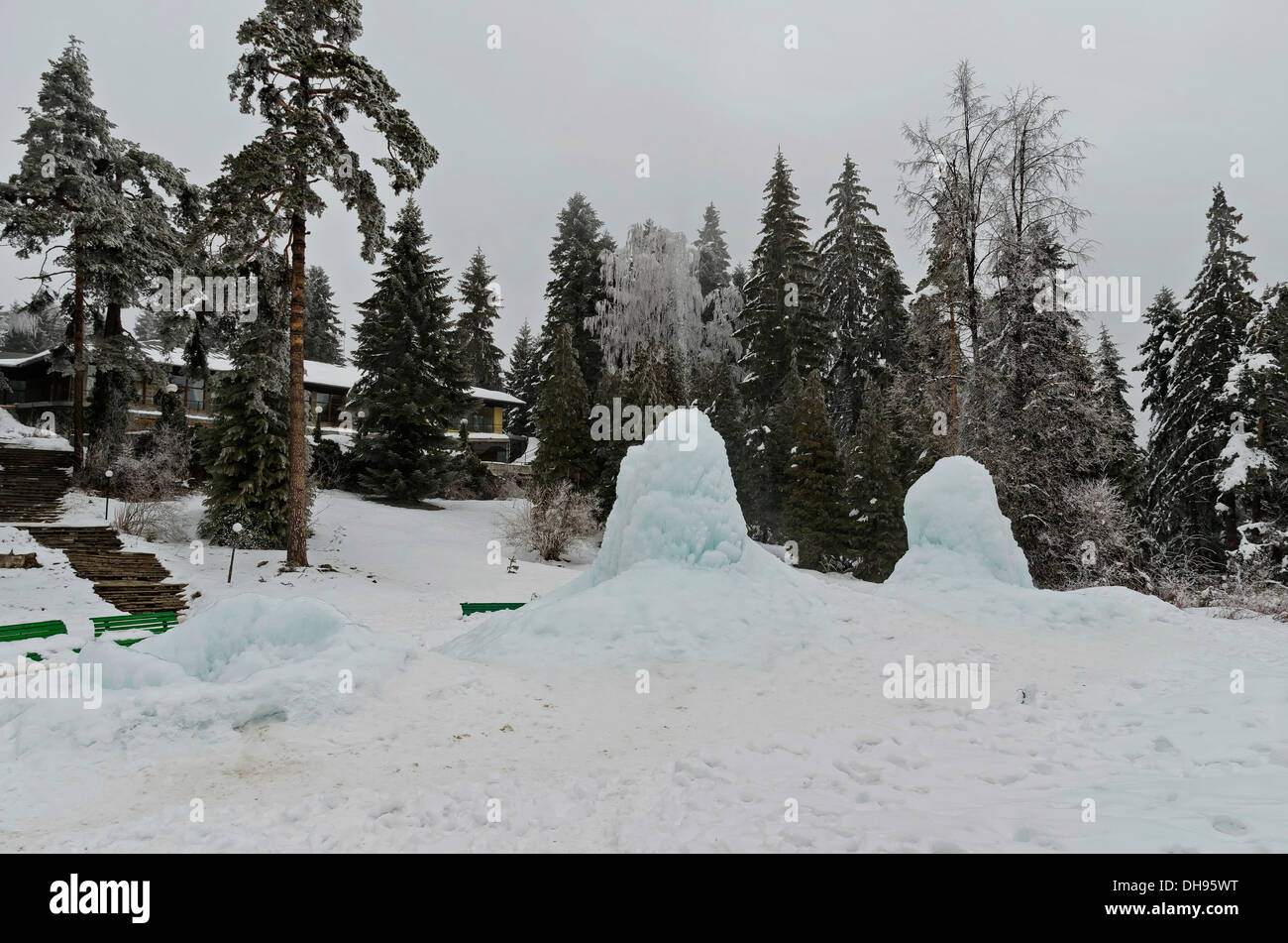 Gefrorener Brunnen in Berg im Winter, Rila Berg, Borovetz, Bulgarien Stockfoto