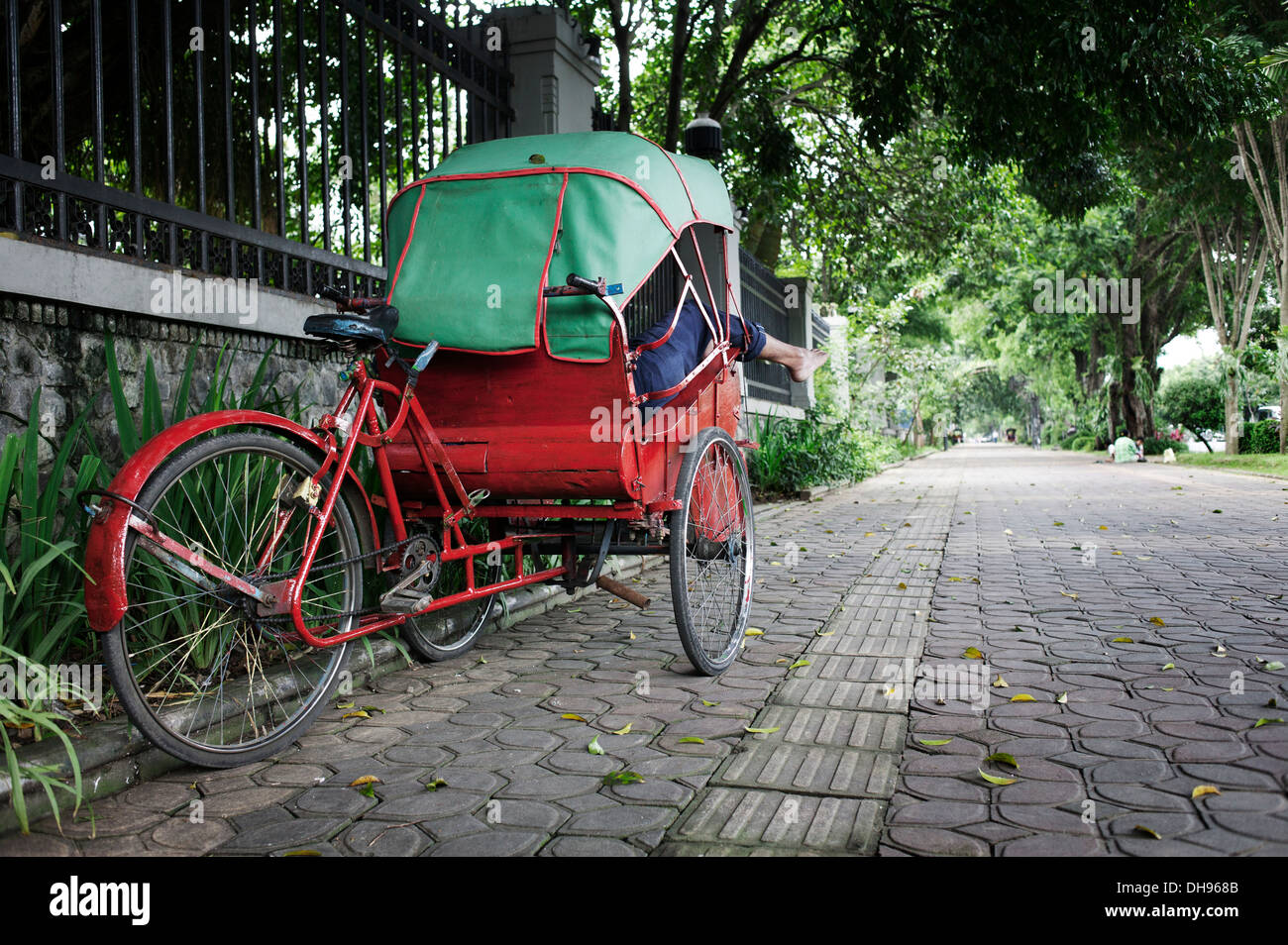 Rikscha auf dem Bürgersteig; Solo, Java, Indonesien Stockfoto