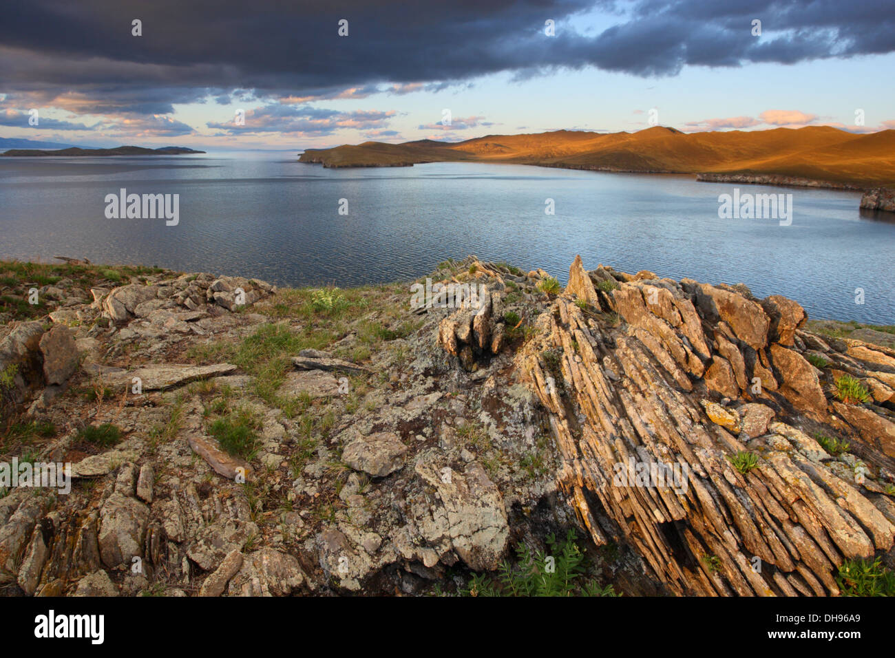 Blick auf das kleine Meer (Baikalsee) von Khibin Insel. Sibirien, Russland Stockfoto