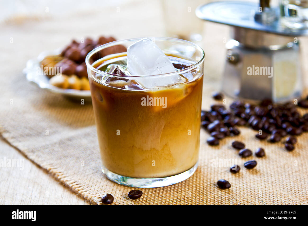 Eiskaffee mit Milch von Kaffeemaschine und cookies Stockfoto