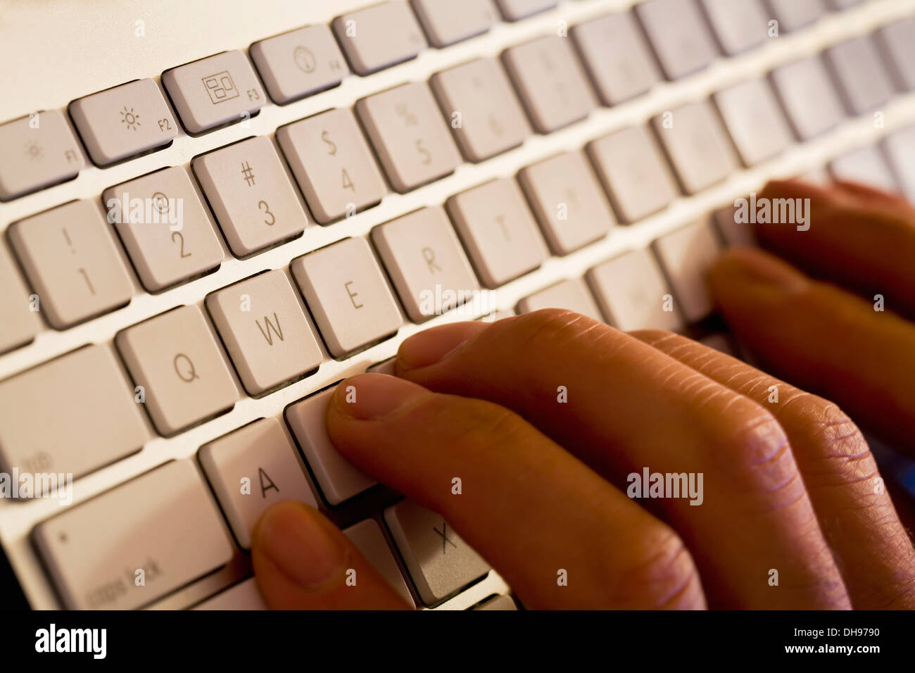 Nahaufnahme von Computer-Tastatur mit den Fingern tippen; Calgary, Alberta, Kanada Stockfoto