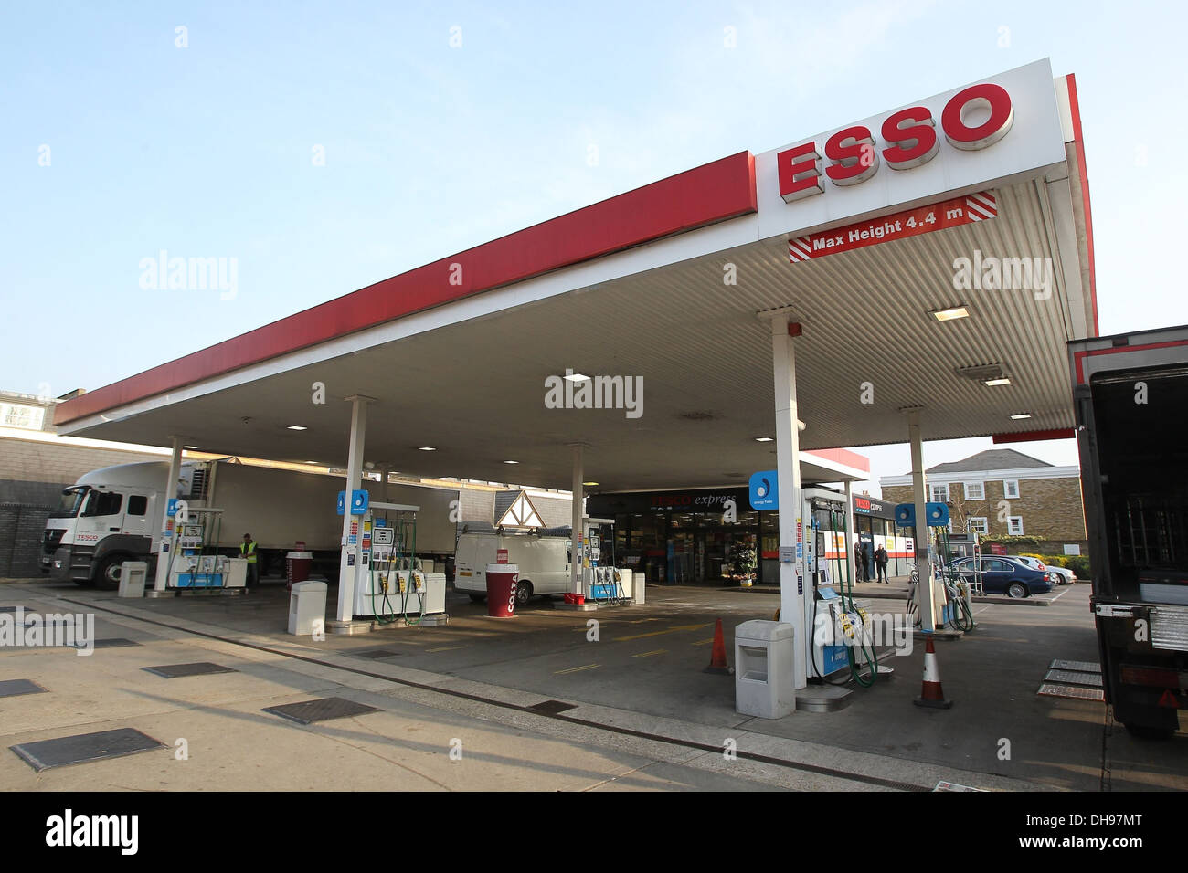 Eine Esso-Tankstelle in der Nähe von Hammersmith Bridge Barnes ist wegen  Treibstoffmangel geschlossen sind Tankstellen über Land Stockfotografie -  Alamy