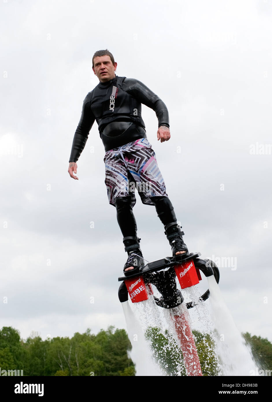 Ein Mann gibt einer Show wie im Gleichgewicht zu halten, und zeigt, was Sie tun können, mit dem neuen Gefühl namens Flyboard Stockfoto