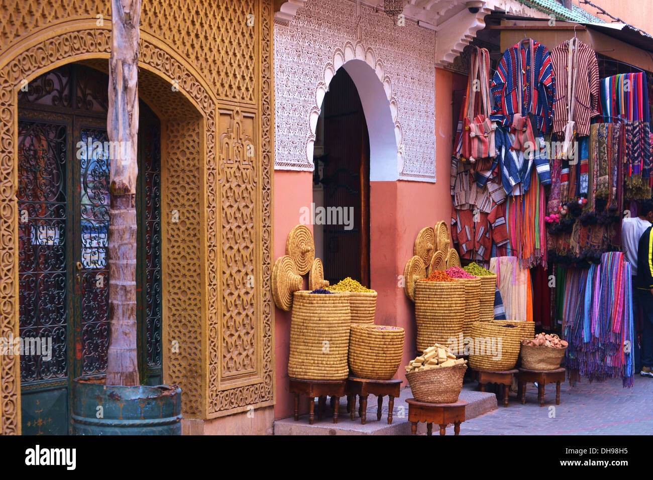 Marrakesch-Markt mit leuchtenden Gewürzen und Kleidung Stockfoto