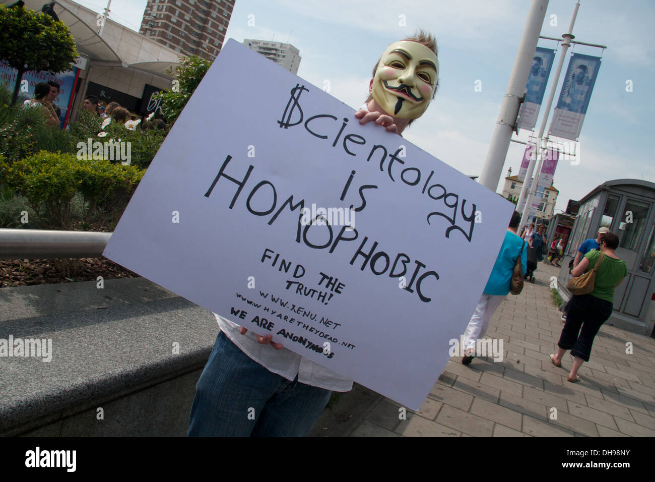 Ein Demonstrant tragen eine Guy Fawkes V for Vendetta Maske protestiert gegen Scientologen.  Scientology ist homophob Stockfoto