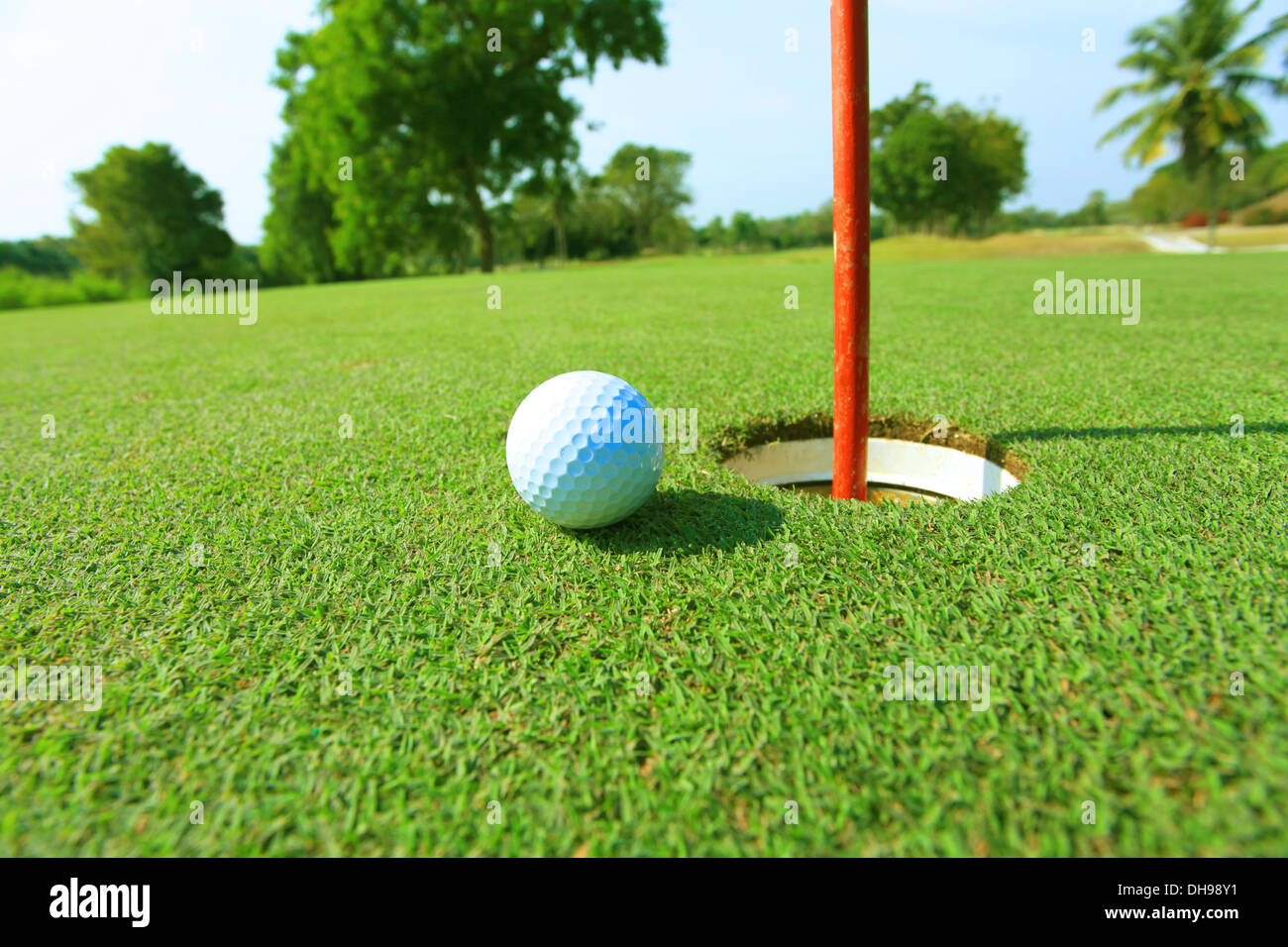 Golfball in der Nähe halten Stockfoto