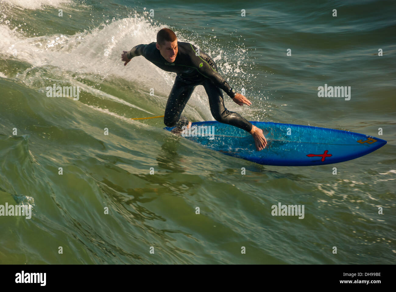 Ein kalifornischer Surfer, der den Sommer am Manhattan Beach an der Küste von Los Angeles County im frühen Morgenlicht erstrahlt. (USA) Stockfoto