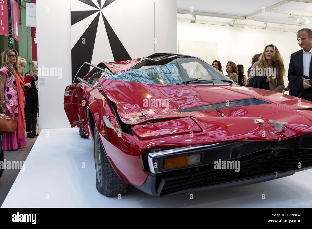 Zerstörten Ferrari Dino von Bertrand Lavier verkauft für 250.000$ bei der Eröffnung der Fiac 2013 (Messe für zeitgenössische Kunst) in Paris Stockfoto