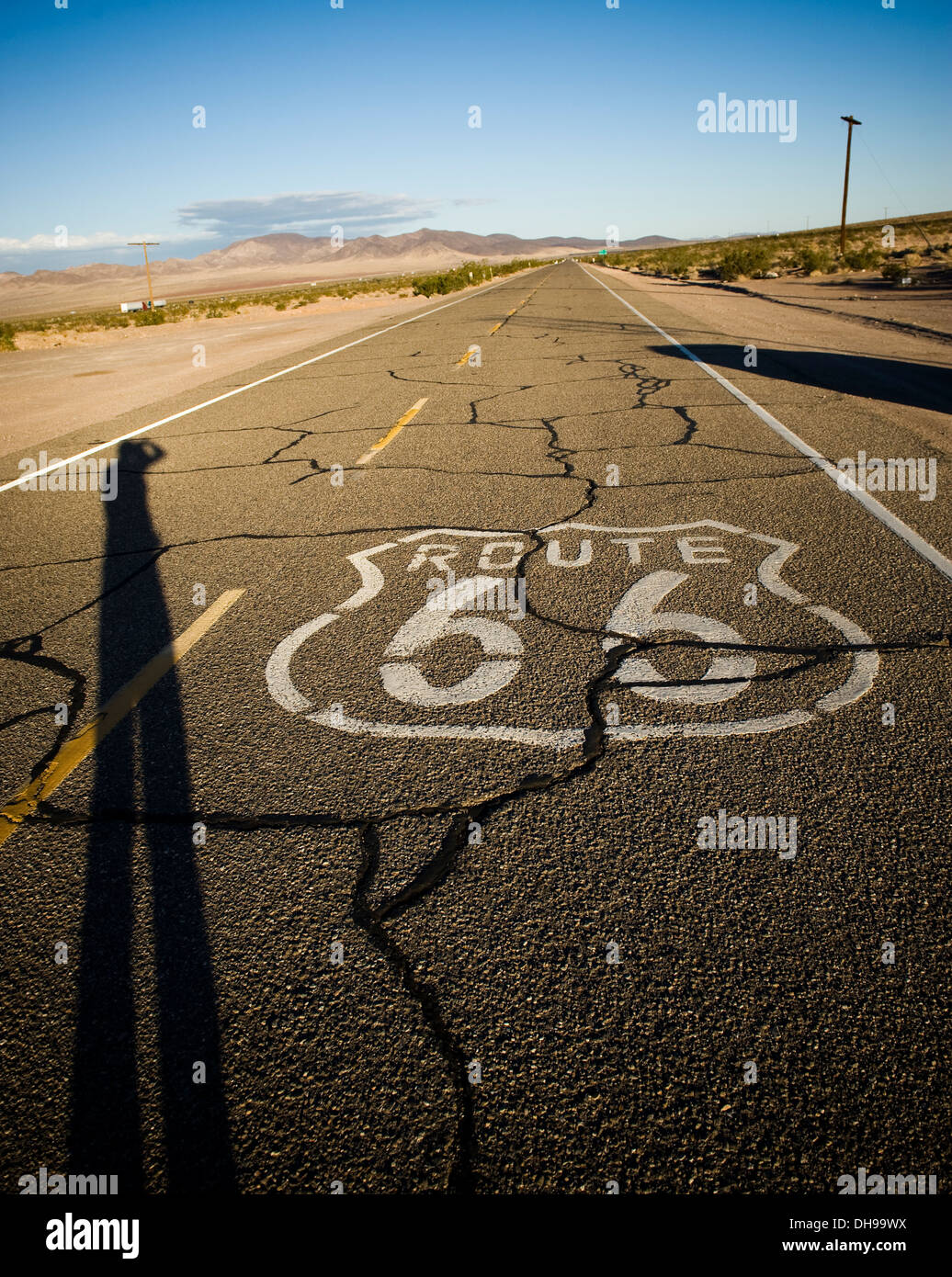 Stehend auf der Route 66 in Kalifornien mit Schatten. Stockfoto