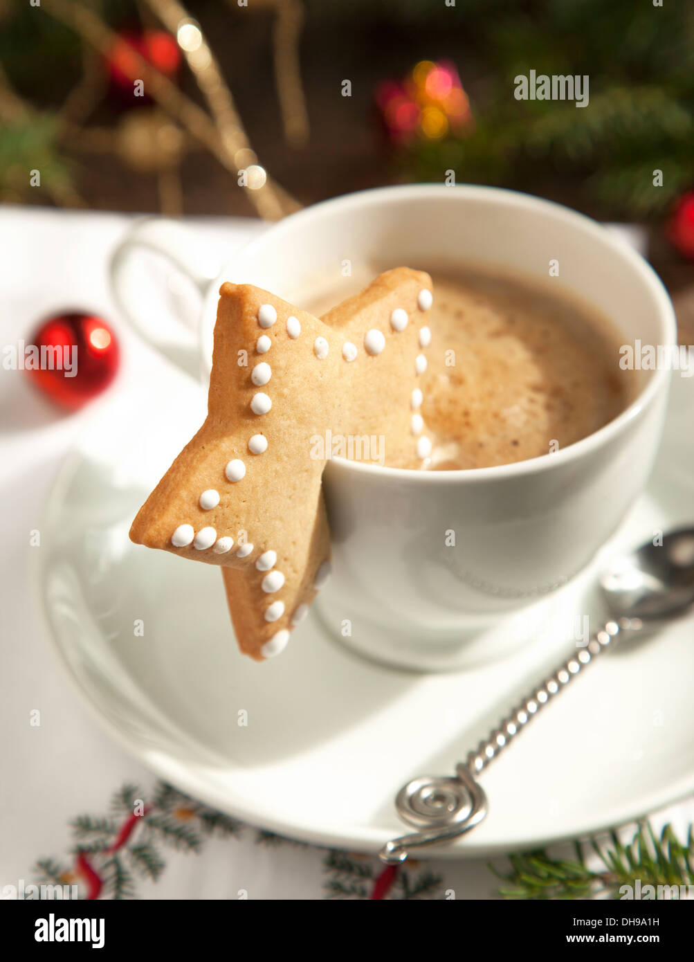 Tasse Kaffee und Weihnachtsgebäck Zucker Stockfoto