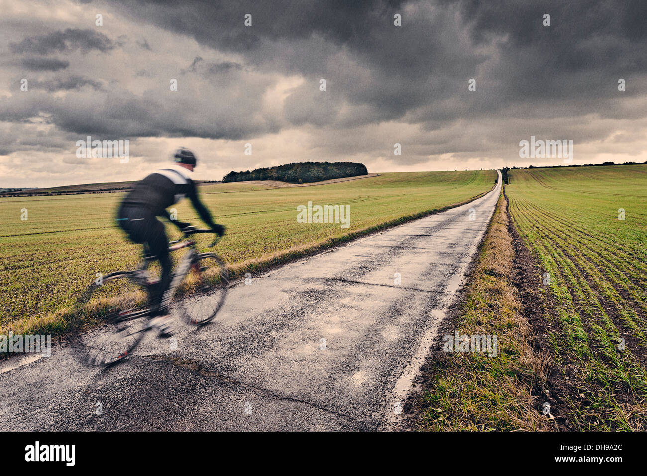 Einsame Radfahrer in UK Landschaft Stockfoto