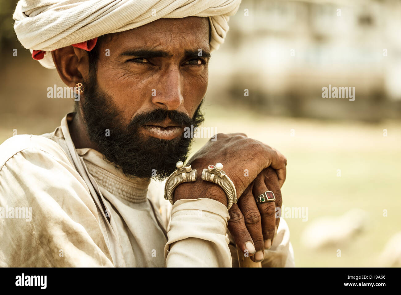 Portrait eines bärtigen Ziege Herder in weißen Turban, Silber Armband Silber Ring und Ohrringe in Rajasthan, Indien Stockfoto