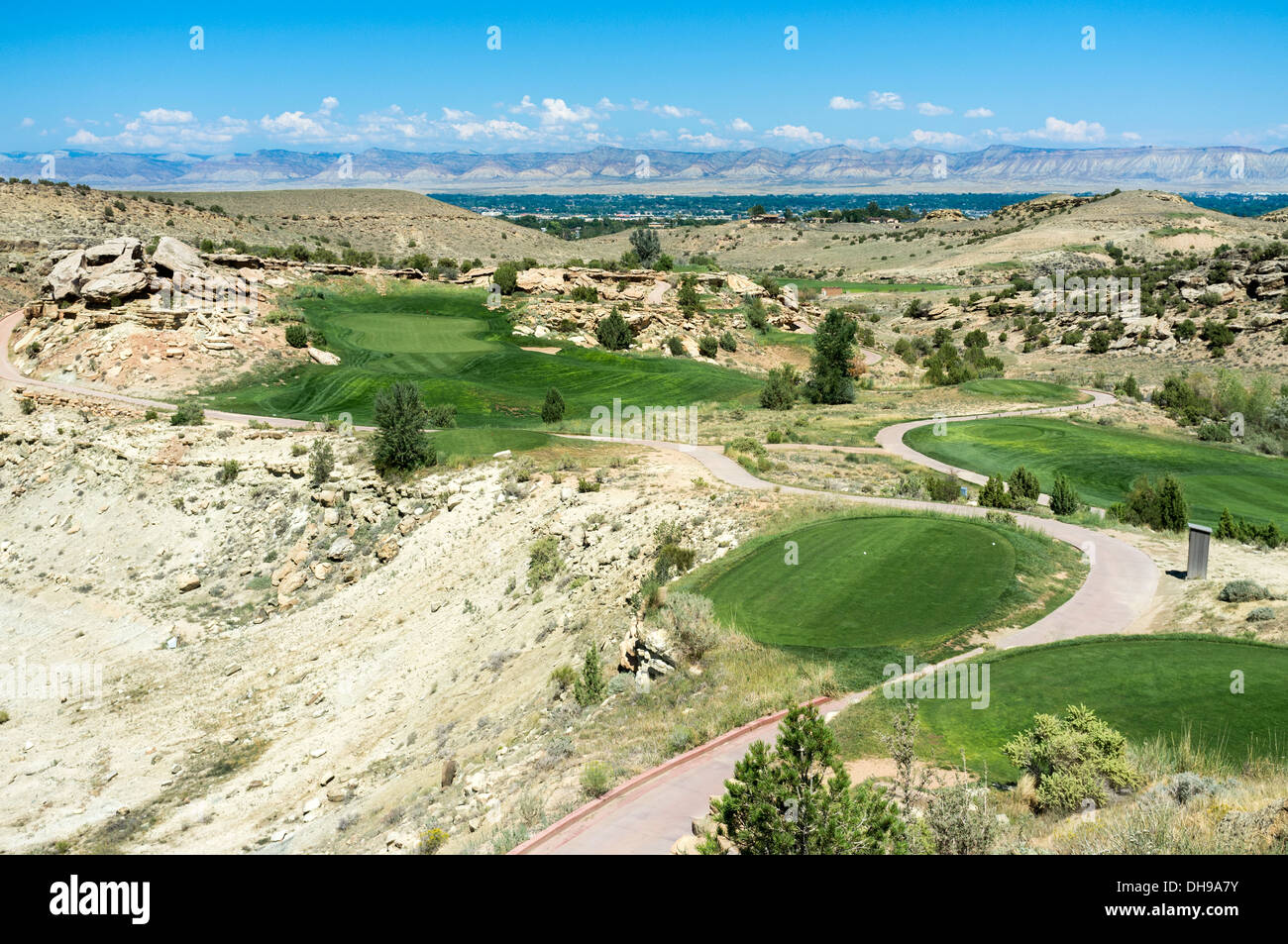 17 grün und Fahrrinne an Redlands Mesa Golf Club, Grand Junction, Colorado, USA, mit dem kleinen Buch Cliff Mountain Range Stockfoto